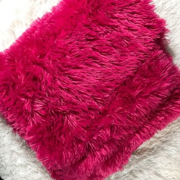 NWOT Racy Pink Shaggy Faux Fur 50" x 60" Throw - Picture 1 of 6